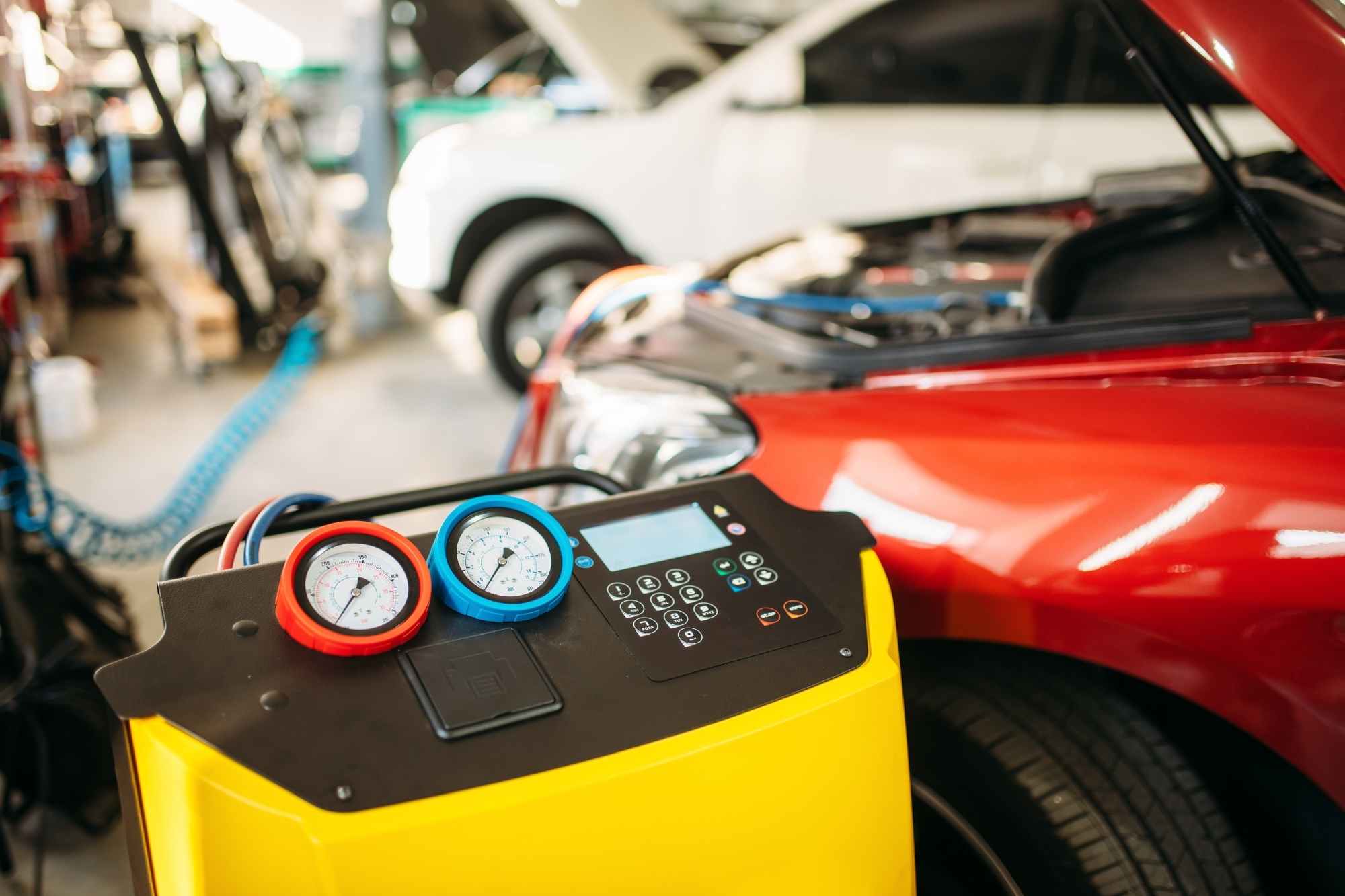 Carga de gas en aire acondicionado de coche en taller especializado en Cáceres